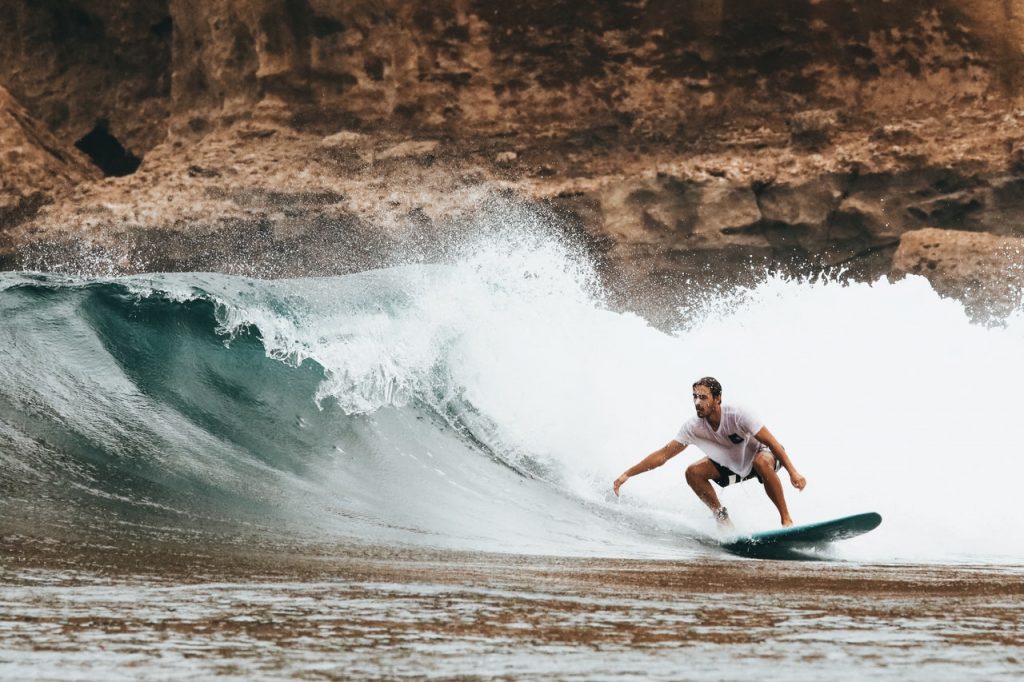 Hombre haciendo surfing en Mexico