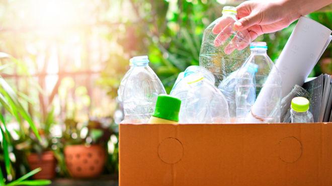 botellas listas para reciclaje en caja