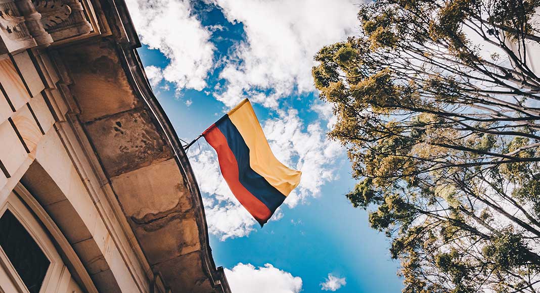 Bandera de Colombia en edificio