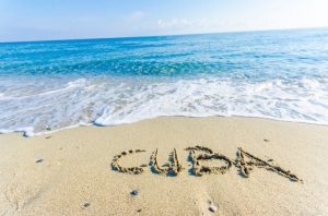 Cuba escrita en la arena de una playa