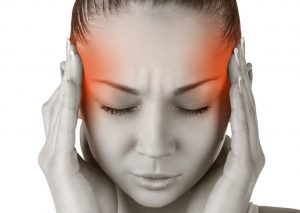 Mujer con dolor de cabeza