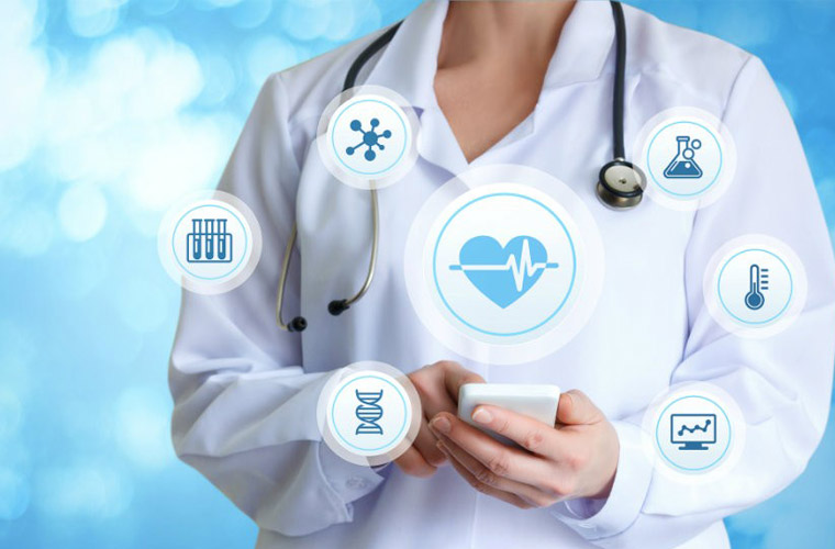 Doctora con gadgets de salud