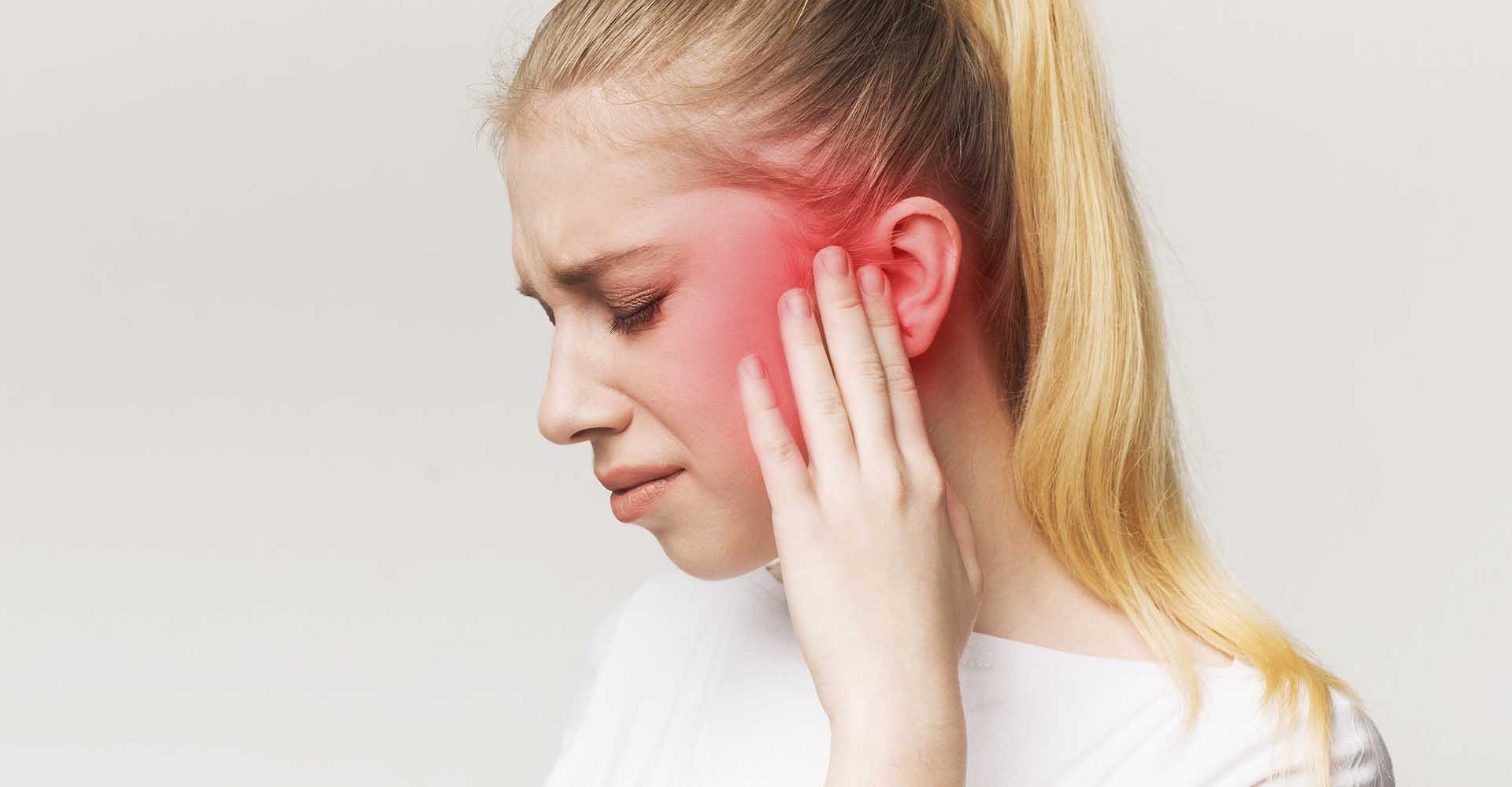 Mujer con dolor de oído