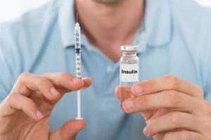 Hombre usando insulina