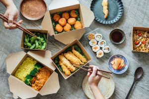 Distintos platos de comida asiática para llevar