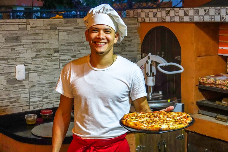 hombre cocinando en pizzería
