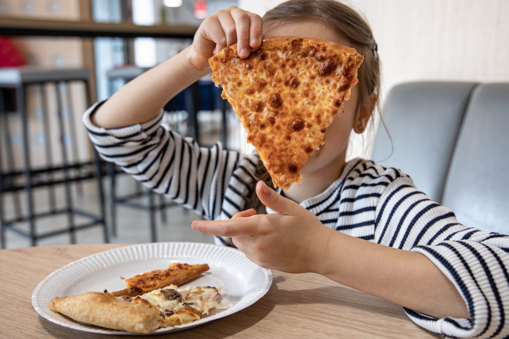 niña disfrutando su fiesta de pizza para niños