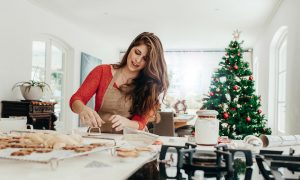 mujer cocinando galletas navideñas