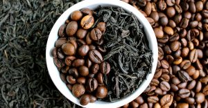 Granos de café y hojas de té con cafeína