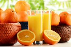 vasos con jugo de naranja