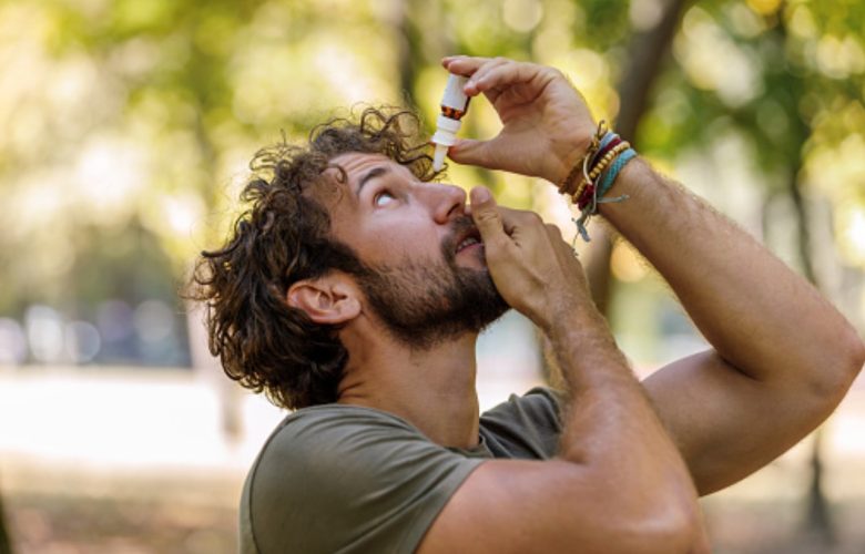joven usando gotas para los ojos