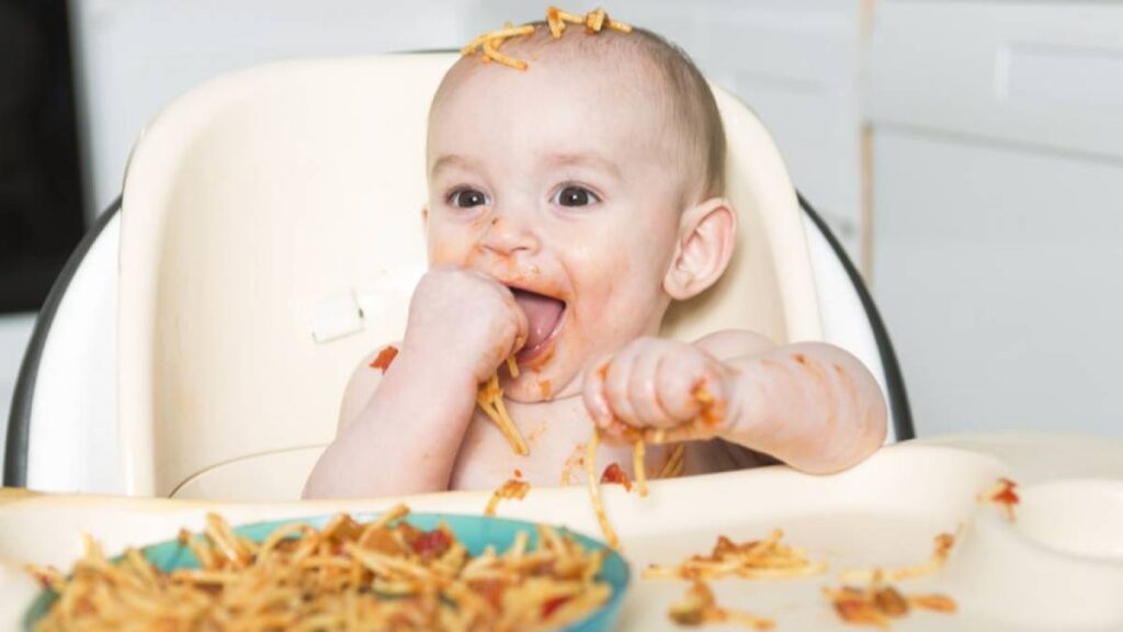 bebé comiendo spaghetti