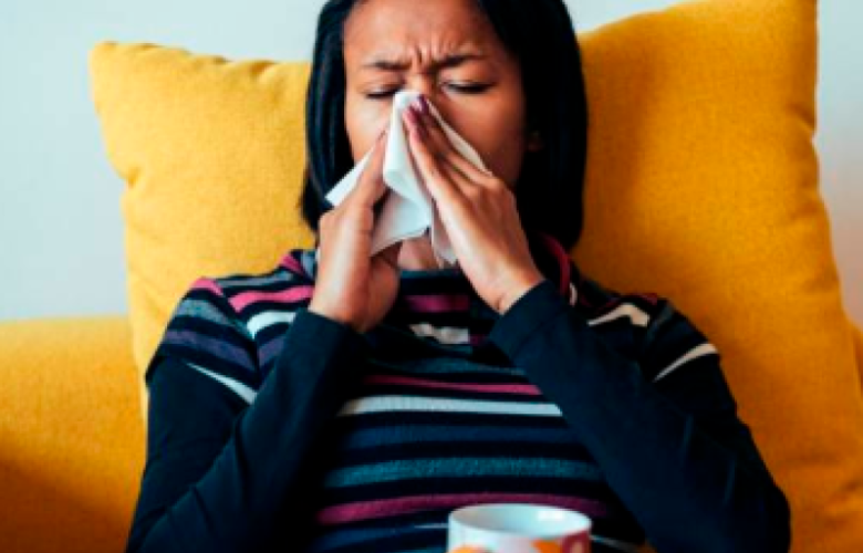 Mujer con Gripa y tos