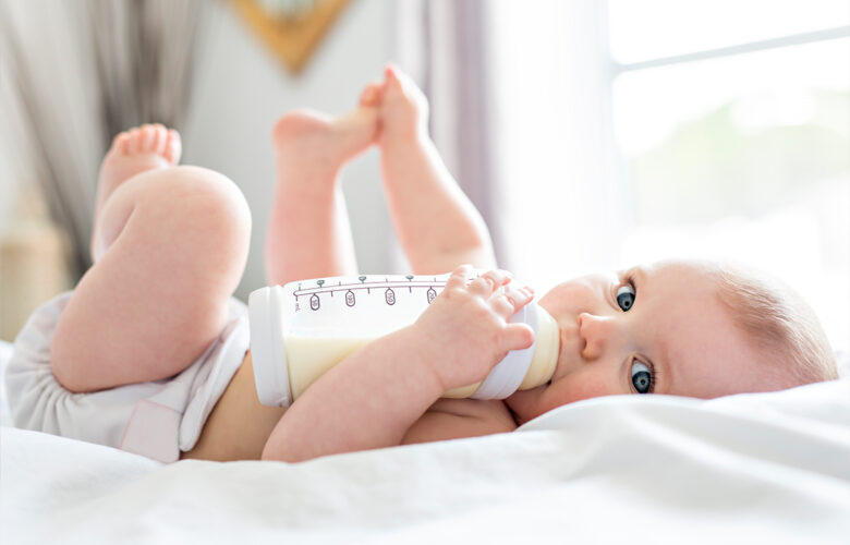 Recién nacido toma leche de fórmula