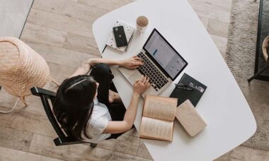 mujer organizando su trabajo