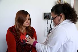 doctora revisando a paciente mujer