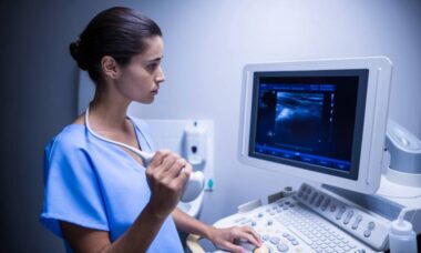 doctora revisando ultrasonido