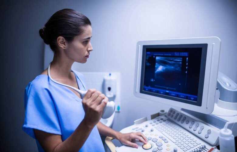 doctora revisando ultrasonido
