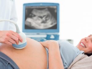 mujer embarazada en ultrasonido