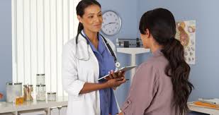 mujer en consultorio con doctora