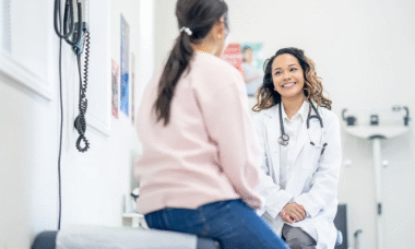 mujer en el médico