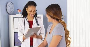 mujer jóven en el médico