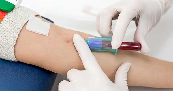 persona realizandose prueba de sangre