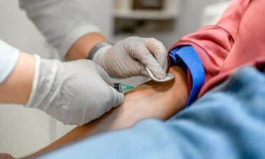 personal de la salud sacando sangre