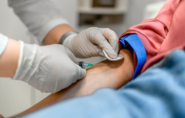 personal de la salud sacando sangre