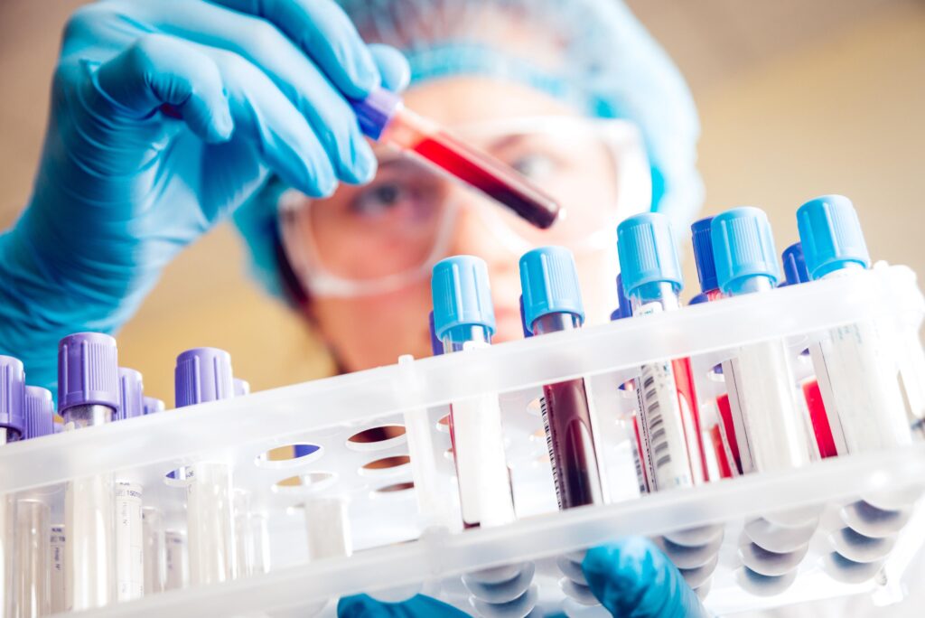 técnico de laboratorio con tubos de prueba