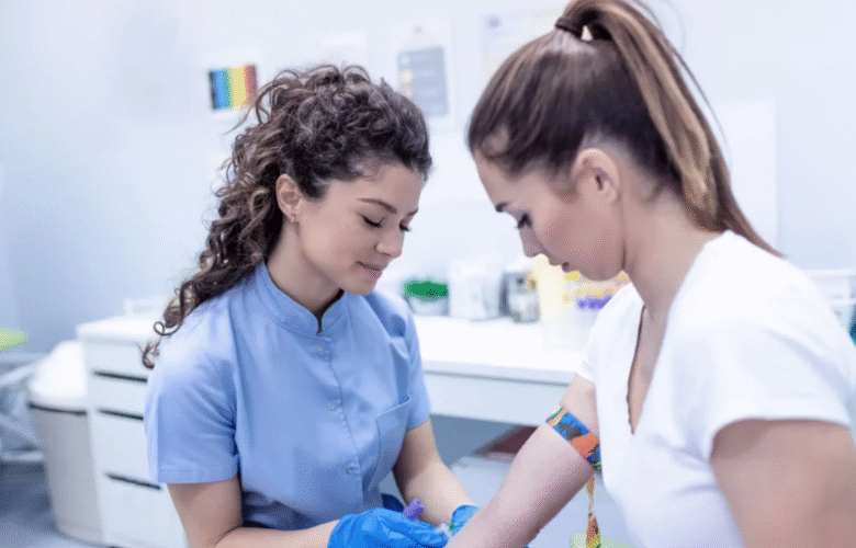 técnico de laboratorio sacamdo sangre a una mujer