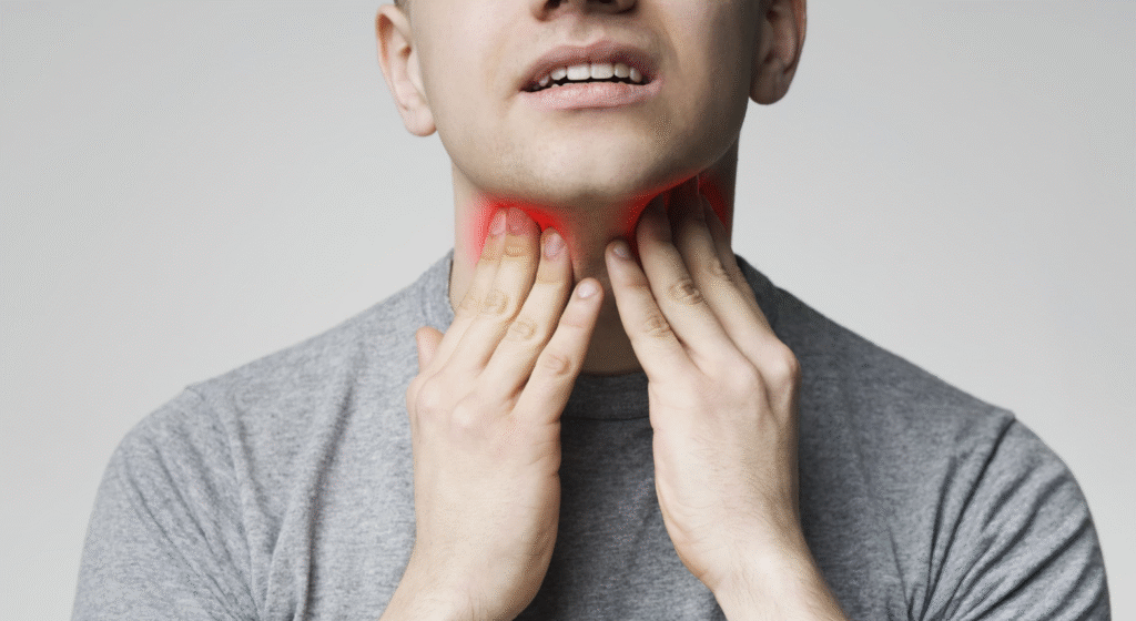 hombre tocando su cuello