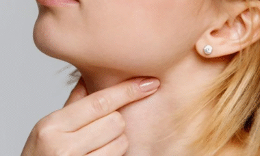 mujer tocando su cuello para descartar nódulos linfaticos