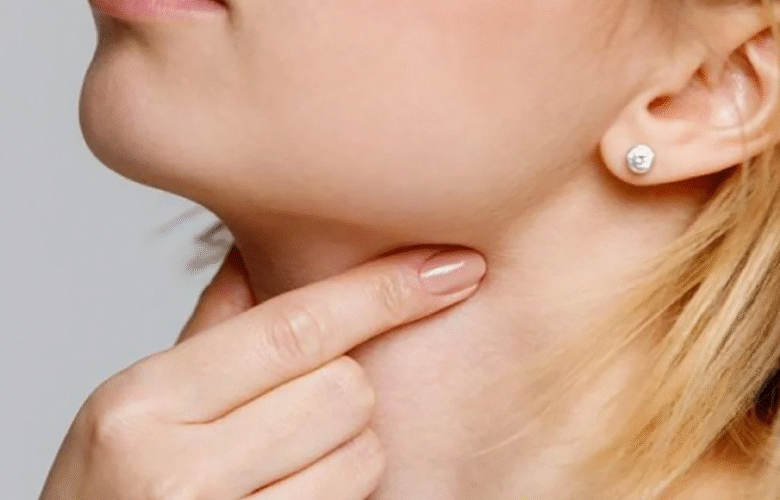 mujer tocando su cuello para descartar nódulos linfaticos