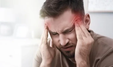 hombre con dolor de cabeza