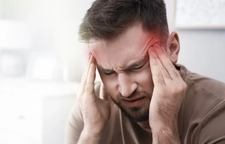 hombre con dolor de cabeza