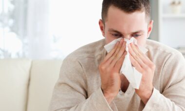 hombre con congestión nasal