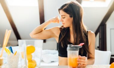 mujer fuerte tomando un jugo de naranja