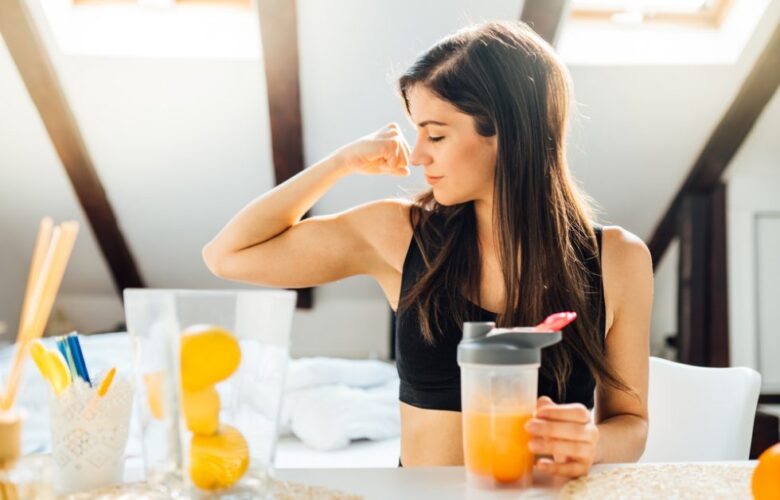 mujer fuerte tomando un jugo de naranja