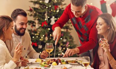 Personas cenando en navidad