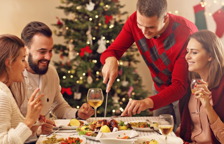 Personas cenando en navidad