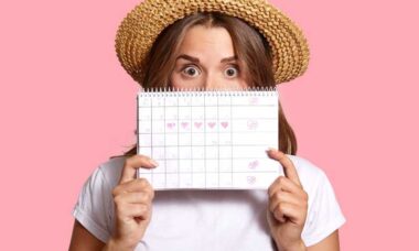 mujer con su calendario dándose cuenta que se le retrasó la regla
