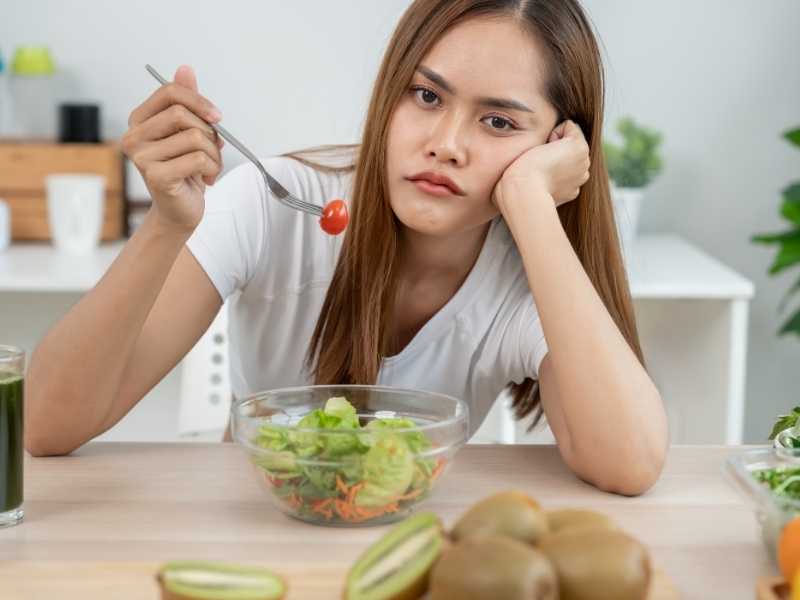 mujer comiendo una ensalada
