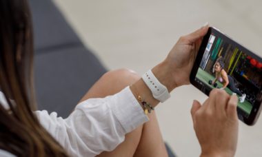 mujer con un gadget moderno