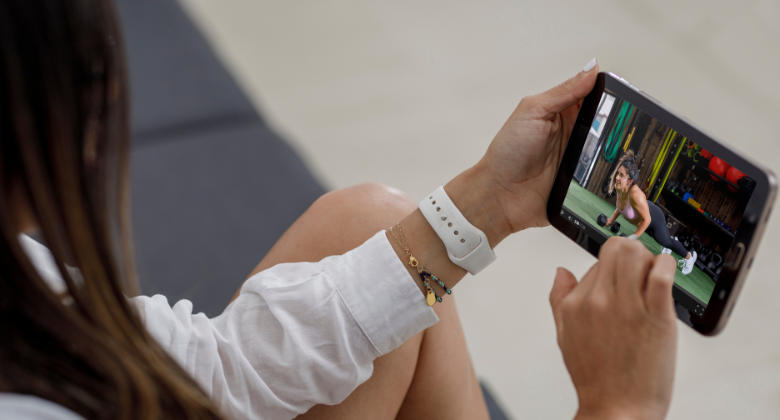 mujer con un gadget moderno