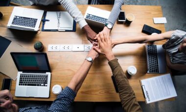 personas con equipos de computo