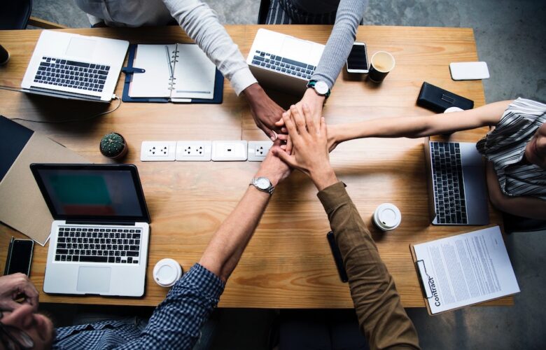 personas con equipos de computo