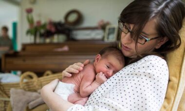 mamá con bebé recién nacido