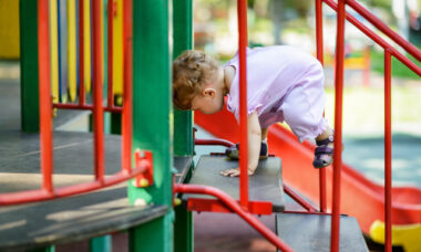 toddler en juegos del parque