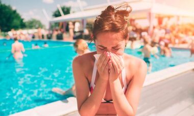 Mujer con congestión nasal